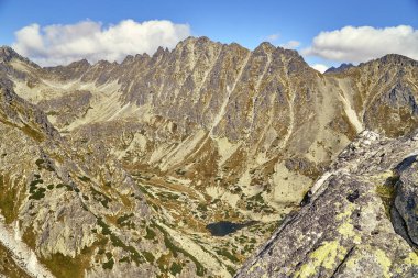 Güzel panoramik Yüksek Tatras dağlarda erken sonbahar, Kuzey Slovakya, Predne Solisko.