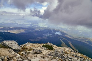 Strbske Pleso güzel panoramik manzarasına (Macarca: Csorbato veya Csorba-için Almanca: Tschirmer bak, Lehçe: Szczyrbskie Jezioro)-bir favori Kayak, turizm ve Sağlık Yüksek Tatras, Slovakya gölde aynı adla bulunan beldesidir. E ile