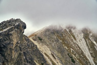 Güzel panoramik Yüksek Tatras dağlarda erken sonbahar, Kuzey Slovakya, Predne Solisko.