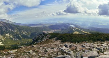 Strbske Pleso güzel panoramik manzarasına (Macarca: Csorbato veya Csorba-için Almanca: Tschirmer bak, Lehçe: Szczyrbskie Jezioro)-bir favori Kayak, turizm ve Sağlık Yüksek Tatras, Slovakya gölde aynı adla bulunan beldesidir. E ile
