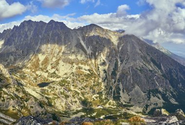 Güzel panoramik Yüksek Tatras dağlarda erken sonbahar, Kuzey Slovakya, Predne Solisko.
