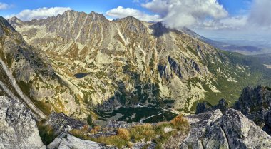 Güzel panoramik Yüksek Tatras dağlarda erken sonbahar, Kuzey Slovakya, Predne Solisko.