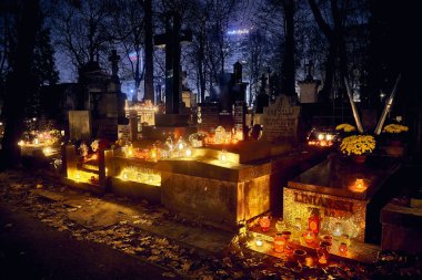 Memento mori - ışıklar ve tüm azizler günü Powazki mezarlıkta mezar (Lehçe: Cmentarz tabii)-Wola bölgesinde, Varşova, Polonya'nın batı kesiminde yer alan tarihi bir mezarlık.