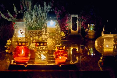 Memento mori - ışıklar ve tüm azizler günü Powazki mezarlıkta mezar (Lehçe: Cmentarz tabii)-Wola bölgesinde, Varşova, Polonya'nın batı kesiminde yer alan tarihi bir mezarlık.