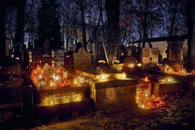 Memento mori - ışıklar ve tüm azizler günü Powazki mezarlıkta mezar (Lehçe: Cmentarz tabii)-Wola bölgesinde, Varşova, Polonya'nın batı kesiminde yer alan tarihi bir mezarlık.