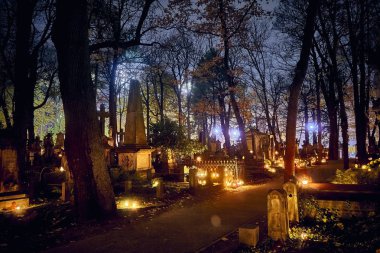 Memento mori - ışıklar ve tüm azizler günü Powazki mezarlıkta mezar (Lehçe: Cmentarz tabii)-Wola bölgesinde, Varşova, Polonya'nın batı kesiminde yer alan tarihi bir mezarlık.