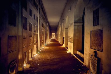 Memento mori - ışıklar ve tüm azizler günü Powazki mezarlıkta mezar (Lehçe: Cmentarz tabii)-Wola bölgesinde, Varşova, Polonya'nın batı kesiminde yer alan tarihi bir mezarlık.