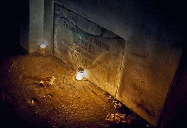 Memento mori - ışıklar ve tüm azizler günü Powazki mezarlıkta mezar (Lehçe: Cmentarz tabii)-Wola bölgesinde, Varşova, Polonya'nın batı kesiminde yer alan tarihi bir mezarlık.