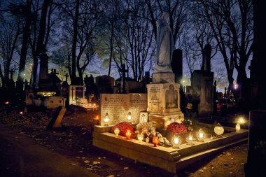 Memento mori - ışıklar ve tüm azizler günü Powazki mezarlıkta mezar (Lehçe: Cmentarz tabii)-Wola bölgesinde, Varşova, Polonya'nın batı kesiminde yer alan tarihi bir mezarlık.