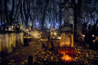 Memento mori - ışıklar ve tüm azizler günü Powazki mezarlıkta mezar (Lehçe: Cmentarz tabii)-Wola bölgesinde, Varşova, Polonya'nın batı kesiminde yer alan tarihi bir mezarlık.