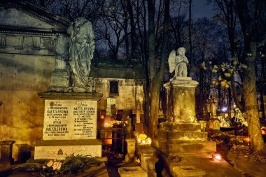 Memento mori - ışıklar ve tüm azizler günü Powazki mezarlıkta mezar (Lehçe: Cmentarz tabii)-Wola bölgesinde, Varşova, Polonya'nın batı kesiminde yer alan tarihi bir mezarlık.
