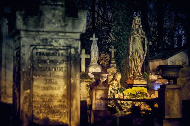 Memento mori - ışıklar ve tüm azizler günü Powazki mezarlıkta mezar (Lehçe: Cmentarz tabii)-Wola bölgesinde, Varşova, Polonya'nın batı kesiminde yer alan tarihi bir mezarlık.