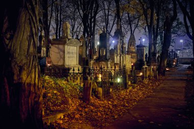 Memento mori - ışıklar ve tüm azizler günü Powazki mezarlıkta mezar (Lehçe: Cmentarz tabii)-Wola bölgesinde, Varşova, Polonya'nın batı kesiminde yer alan tarihi bir mezarlık.