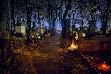 Memento mori - ışıklar ve tüm azizler günü Powazki mezarlıkta mezar (Lehçe: Cmentarz tabii)-Wola bölgesinde, Varşova, Polonya'nın batı kesiminde yer alan tarihi bir mezarlık.