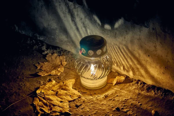 Memento mori - ışıklar ve tüm azizler günü Powazki mezarlıkta mezar (Lehçe: Cmentarz tabii)-Wola bölgesinde, Varşova, Polonya'nın batı kesiminde yer alan tarihi bir mezarlık.