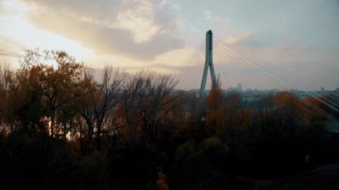 Hava dron video yukarı güzel panoramik taşı bileşimin Köprüsü (Lehçe: en witokrzyski, İngilizce: Kutsal Haç Köprüsü) dron ile DJI indeks işlem Mavic hava, düz profil, tutamaçlarından, Varşova, Polonya, bulunan bit hızı 90 mb/sn