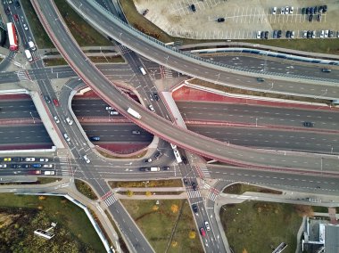 Varşova, Polonya, dron ile DJI indeks işlem Mavic hava bulunan Aleje Jerozolimskie sokak viyadük güzel panoramik hava dron görünümüne