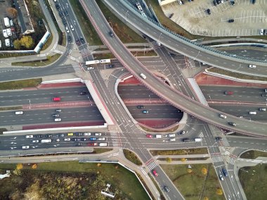 Varşova, Polonya, dron ile DJI indeks işlem Mavic hava bulunan Aleje Jerozolimskie sokak viyadük güzel panoramik hava dron görünümüne