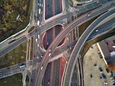 Varşova, Polonya, dron ile DJI indeks işlem Mavic hava bulunan Aleje Jerozolimskie sokak viyadük güzel panoramik hava dron görünümüne