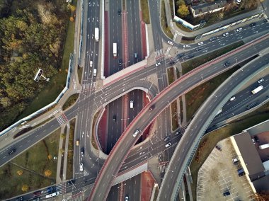 Varşova, Polonya, dron ile DJI indeks işlem Mavic hava bulunan Aleje Jerozolimskie sokak viyadük güzel panoramik hava dron görünümüne