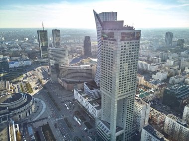 Güzel panoramik hava manzarası dron görünümü bulunan gökdelenler Merkezi Varşova şehir, Polonya