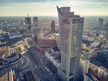 Güzel panoramik hava manzarası dron görünümü bulunan gökdelenler Merkezi Varşova şehir, Polonya