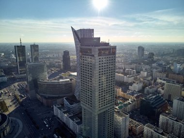 Güzel panoramik hava manzarası dron görünümü bulunan gökdelenler Merkezi Varşova şehir, Polonya
