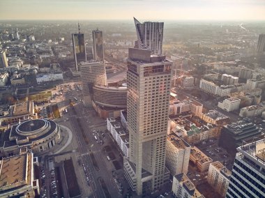 Güzel panoramik hava manzarası dron görünümü bulunan gökdelenler Merkezi Varşova şehir, Polonya