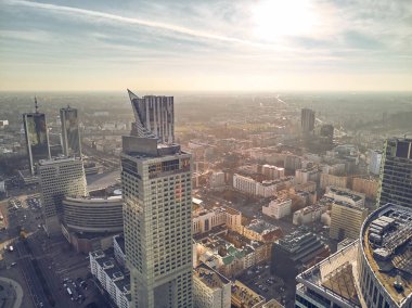 Güzel panoramik hava manzarası dron görünümü bulunan gökdelenler Merkezi Varşova şehir, Polonya