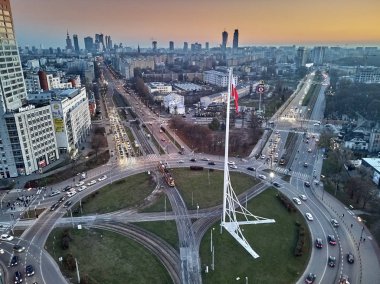 Varşova, Polonya, dron bulunan bir saha aydınlatması üzerinde 
