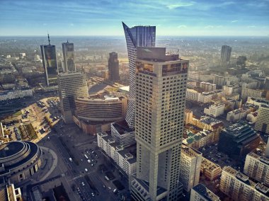 Güzel panoramik hava manzarası dron görünümü bulunan gökdelenler Merkezi Varşova şehir, Polonya