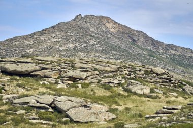 Güzel panoramik yaz bozkır peyzaj taş dağları 
