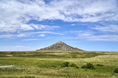 Güzel panoramik yaz bozkır peyzaj taş dağları 