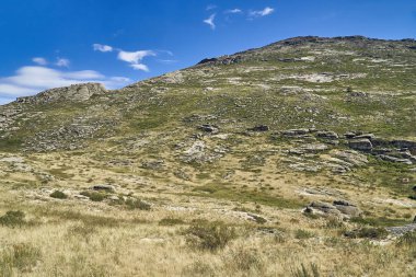 Güzel panoramik yaz bozkır peyzaj taş dağları 