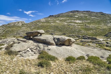 Güzel panoramik yaz bozkır peyzaj taş dağları 