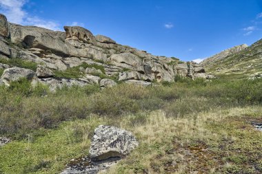 Güzel panoramik yaz bozkır peyzaj taş dağları 