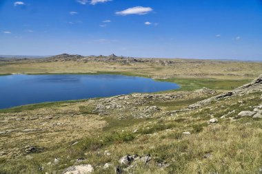Güzel yaz bozkır peyzaj ve Ayr (Monastyri) Gölü, bulunan taş dağlarda 