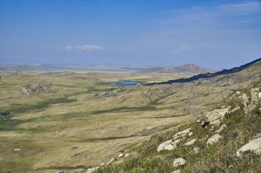 Güzel panoramik yaz bozkır peyzaj taş dağları 