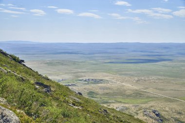 Güzel panoramik yaz bozkır peyzaj taş dağları 