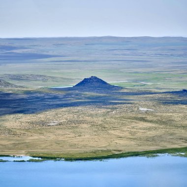 Güzel yaz bozkır peyzaj ve Ayr (Monastyri) Gölü, bulunan taş dağlarda 