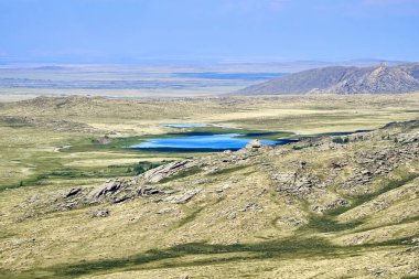 Güzel yaz bozkır peyzaj ve Ayr (Monastyri) Gölü, bulunan taş dağlarda 