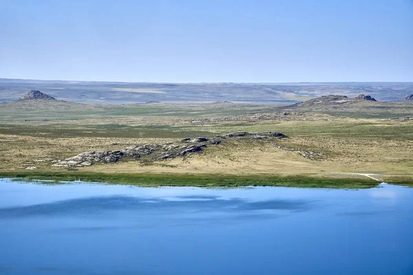Wunderschöne Sommerliche Steppenlandschaft Und Ayr Monastyri See Gelegen Steinernen Gebirgs — Stockfoto