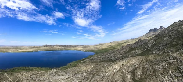 Krásné Letní Stepní Krajinu Jezero Ayr Monastyri Nachází Kamenné Hory — Stock fotografie