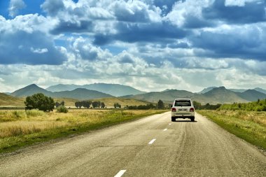 Sibiny göller Ust-Kamenogorsk şehir yolu boyunca bozkır ve taş dağların güzel manzara (Ru: Sibinskiye Ozora: Sadyrkol, Tortkara, Shalkar, Korzhynkol), Doğu Kazakistan