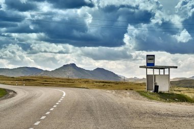 Eski otobüs dur, güzel manzara Sibiny göller Ust-Kamenogorsk şehir yolu boyunca bozkır ve taş Dağları'nın (Ru: Sibinskiye Ozora: Sadyrkol, Tortkara, Shalkar, Korzhynkol), Doğu Kazakistan
