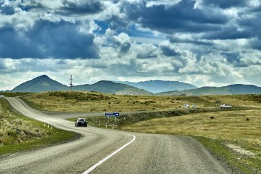 Sibiny göller Ust-Kamenogorsk şehir yolu boyunca bozkır ve taş dağların güzel manzara (Ru: Sibinskiye Ozora: Sadyrkol, Tortkara, Shalkar, Korzhynkol), Doğu Kazakistan