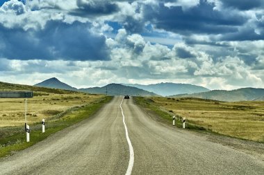 Sibiny göller Ust-Kamenogorsk şehir yolu boyunca bozkır ve taş dağların güzel manzara (Ru: Sibinskiye Ozora: Sadyrkol, Tortkara, Shalkar, Korzhynkol), Doğu Kazakistan