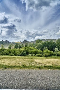 Sibiny göller Ust-Kamenogorsk şehir yolu boyunca bozkır ve taş dağların güzel manzara (Ru: Sibinskiye Ozora: Sadyrkol, Tortkara, Shalkar, Korzhynkol), Doğu Kazakistan