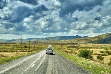 Sibiny göller Ust-Kamenogorsk şehir yolu boyunca bozkır ve taş dağların güzel manzara (Ru: Sibinskiye Ozora: Sadyrkol, Tortkara, Shalkar, Korzhynkol), Doğu Kazakistan