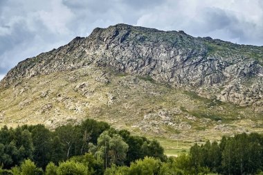 Sibiny göller Ust-Kamenogorsk şehir yolu boyunca bozkır ve taş dağların güzel manzara (Ru: Sibinskiye Ozora: Sadyrkol, Tortkara, Shalkar, Korzhynkol), Doğu Kazakistan